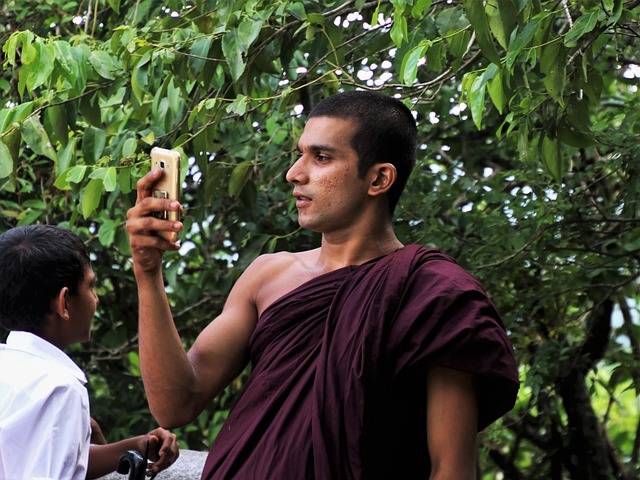 The Pros and Cons of Buying an International Roaming Plan for Data